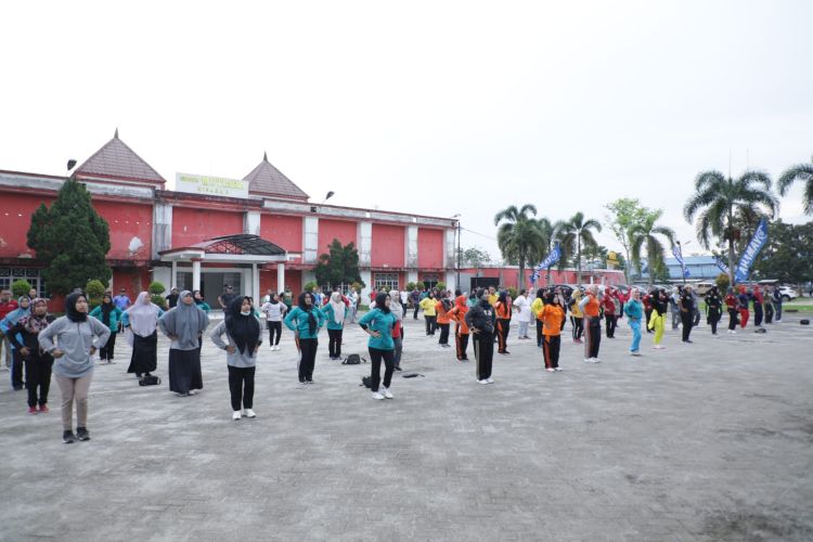 Wabup Ikut Senam Bersama dan Laga Sepakbola Persahabatan Asahan