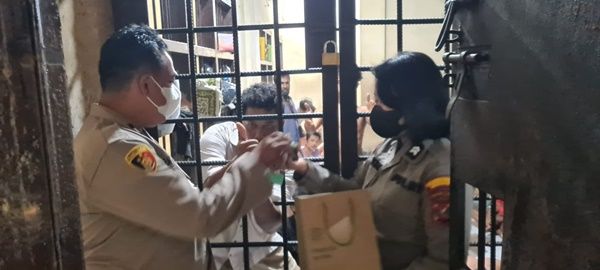 Polsek Medan Baru Bagikan Alat Mandi dan Kebersihan kepada Tahanan