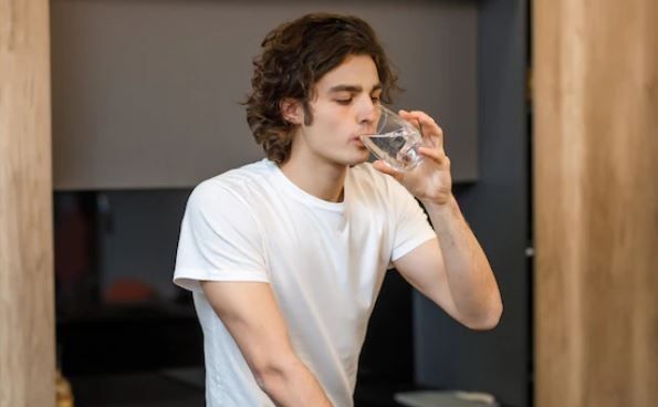 Studi: Orang Dewasa yang Kurang Minum Air, Punya Risiko Kematian Dini Lebih Tinggi