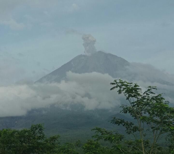 Dalam 12 Jam, Gunung Semeru Meletus Hingga 34 Kali