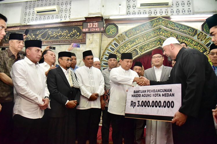 Prabowo Serahkan Bantuan Rp3 Miliar untuk Bangun Masjid Agung