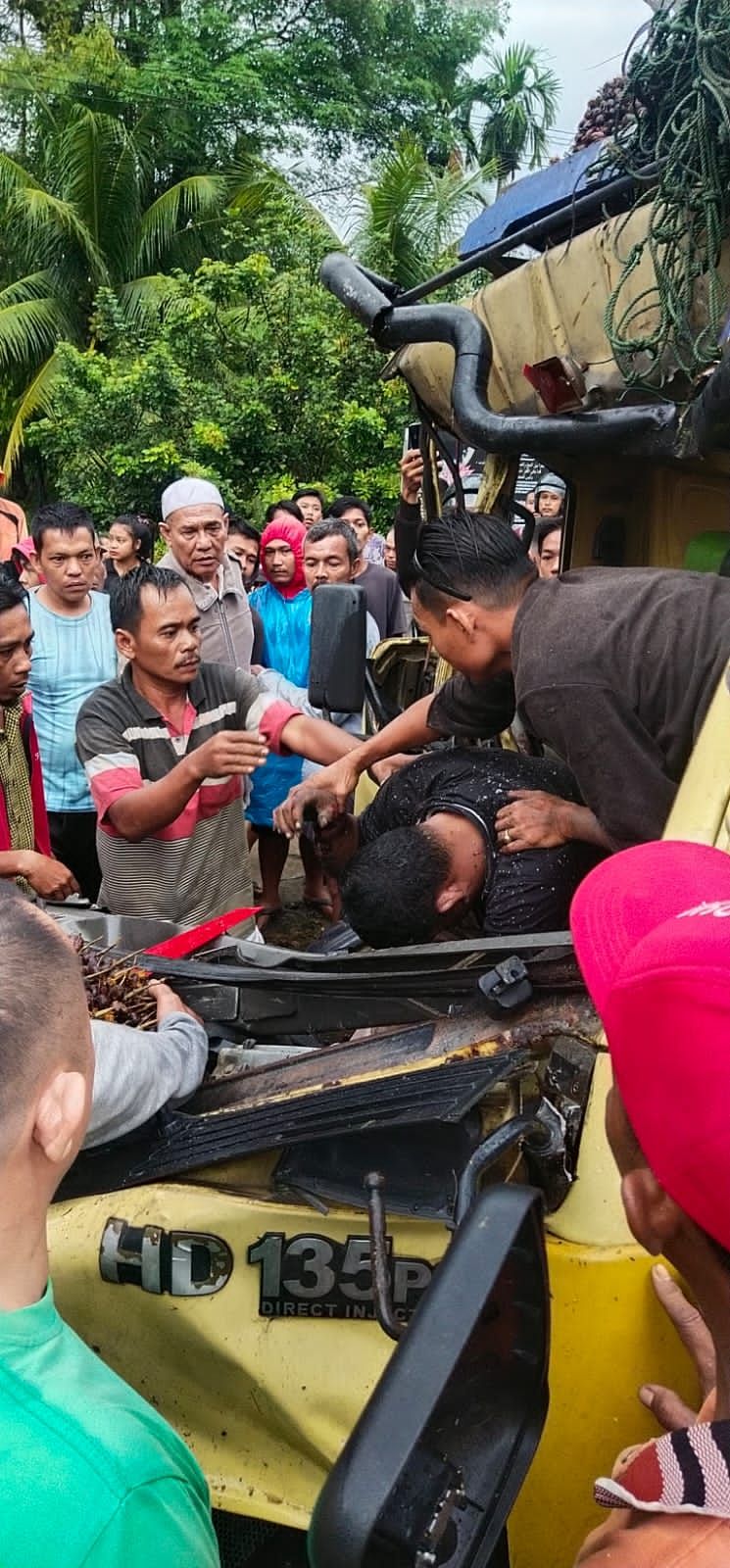 Viral ! Momen Polisi Bersama Warga Evakuasi Korban Tabrakan Beruntun