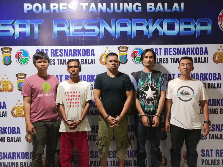 Perhatikan Wajah Tangan Yang  Diborgol, Mereka  Kawanan Pengedar Narkoba