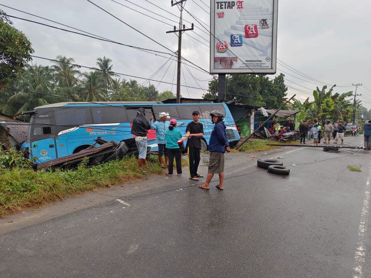 Bus Damri Seruduk 2 Bengkel dan Rumah Warga di Tanjung Morawa