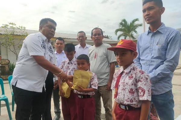 Plt Kadis Pendidikan Labuhanbatu Salurkan Santunan Kepada Siswa SD Korban Kebakaran