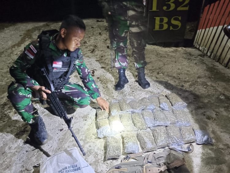 Satgas Pamtas Yonif 132/BS Berhasil Menggagalkan Penyelundupan Ganja Seberat 3250 gram