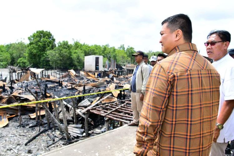 Bupati Labura Janji Bangun 16 Rumah Korban Kebakaran Simandulang&nbsp;