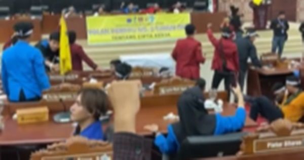 Mahasiswa Tolak Perppu Cipta Kerja 'Kuasai'  Ruang Paripurna DPRD Sumut