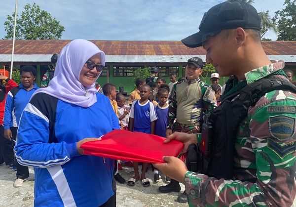 Satgas Yonif 132/BS Tanamkan Semangat Olahraga kepada Siswa Sekolah Perbatasan