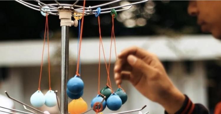 Viral Setelah Dimainkan Gubernur dan Presiden, Manfaat Mainan Lato-Lato Buat Anak