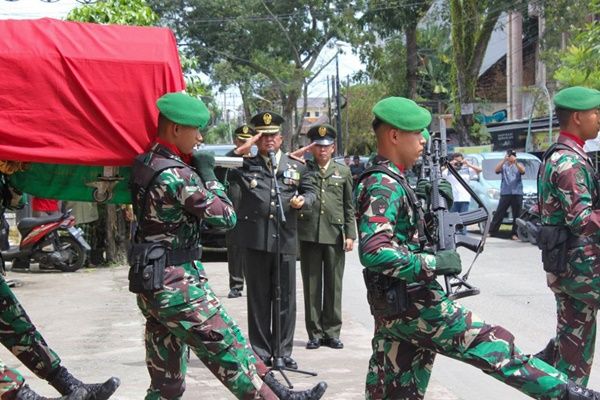Dandim Kodim 0201/Medan Pimpin Upacara Persemayaman dan Pemakaman Secara Militer Jenazah  Peltu Hendriyanto