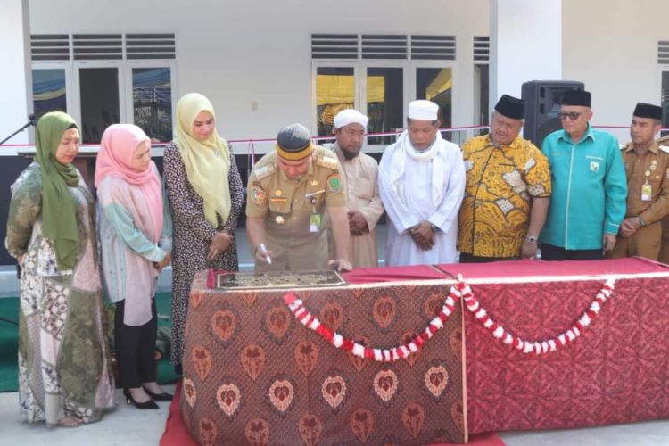 Bupati Labura Resmikan Gedung Ruang Belajar Pesantren At- Taufiqurrahman