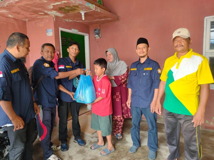 Karang Taruna Kelurahan Sioldengan Memberikan Santunan Anak Yatim