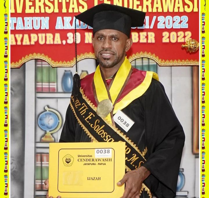 Mantan Pemain Timnas Boaz Salossa Raih Gelar Magister Keuangan Daerah