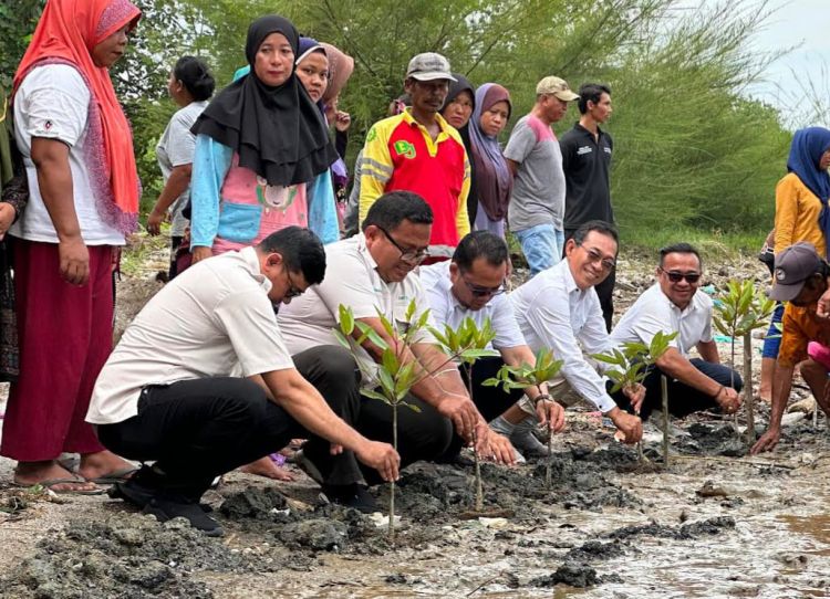 Gerindra Sumut Bersama Petani dan Nelayan Lakukan Penanaman Manggrove
