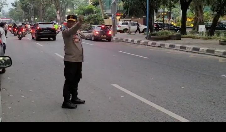 Aksi Kapolda Sumut Turun Langsung Atur Kemacetan di Medan Sambil Teriaki Personilnya
