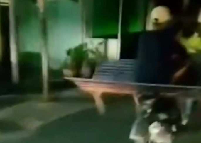 Viral Dua Pria di Siantar Dipergoki Gondol Kursi Taman Pakai Sepeda Motor