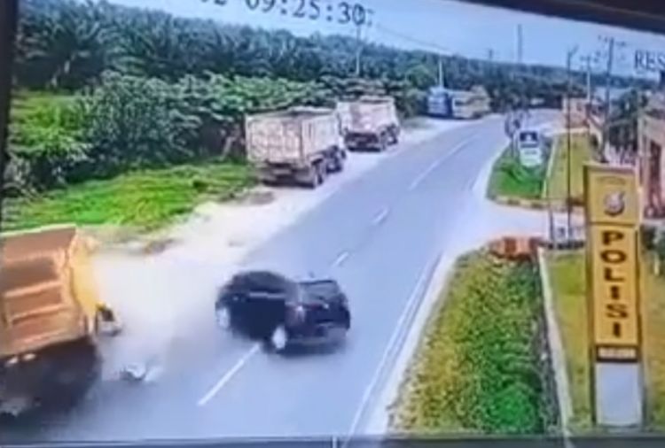 Depan Polres Asahan, Bruk! Mobil Brio Hantam Dump Truck, 3 Luka-Luka