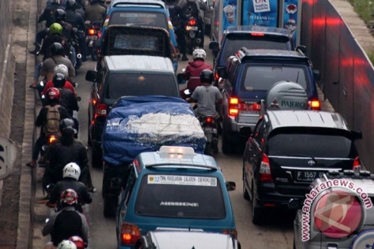 Tips Aman Mengendarai Motor saat Macet