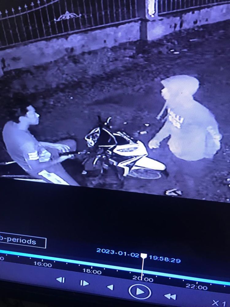 Terekam CCTV, Maling Gasak Motor Dalam Garasi di Jermal V Medan Denai