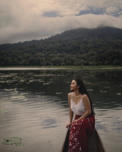 Tampil Natural, Ariel Tatum Cukup Mempesona