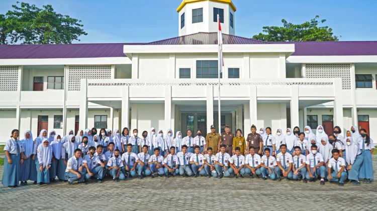 Kajati Sumut Sampaikan Pentingnya Kejujuran dan Kedisiplinan kepada Pelajar SMAN 2 Medan