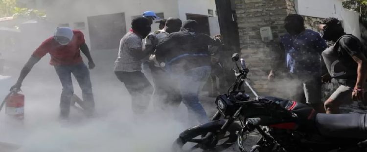 Tak Terima 14 Rekannya Dibunuh Geng Kriminal, Ratusan Polisi Rusuh Blokir Jalan hingga Bakar Ban