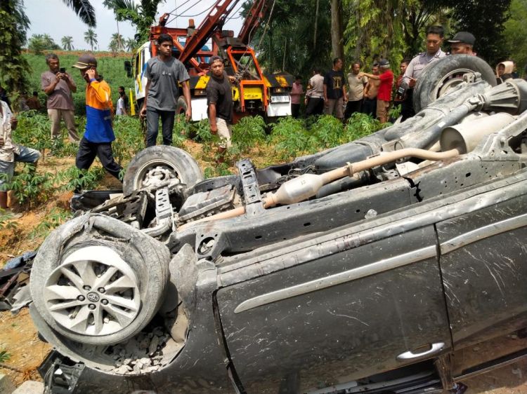 Di Tabrak KA, Penumpang Innova Tewas Di Tempat,  Pengemudinya Luka Berat
