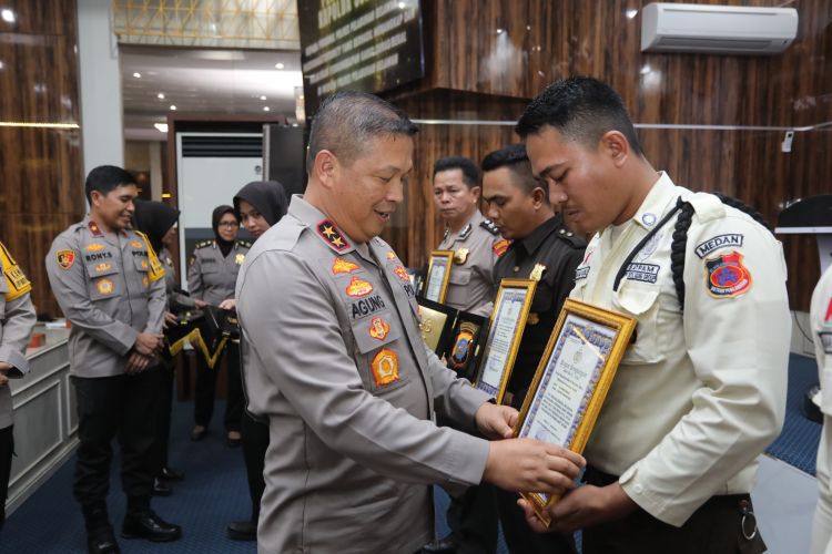 "Habisi" Begal di KIM Polisi dan Satpam Dapat Penghargaan dari Kapolda