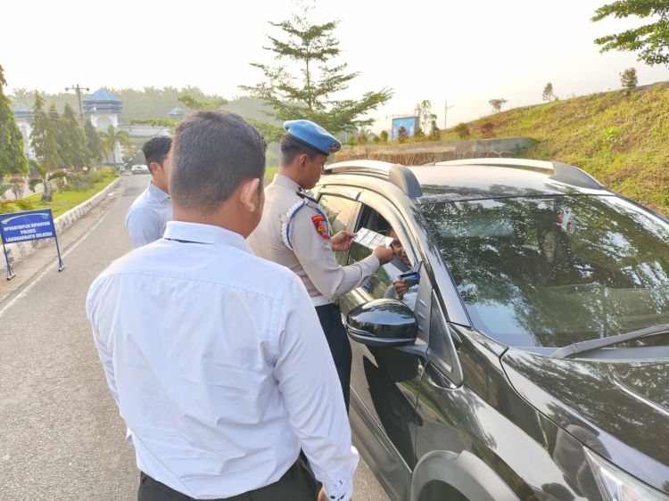 Propam Polres Labusel Cek Sikap dan Kelengkapan Personel