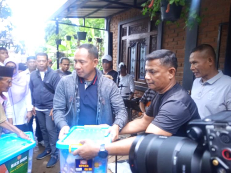 Panglima TNI Bagikan Ratusan Paket Sembako Untuk Pesantren dan Masyarakat