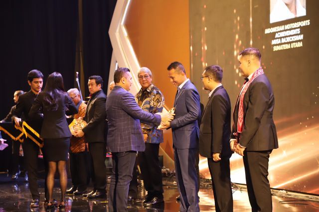 Wagub Sumut Terima Penghargaan Indonesian Motorsport Achievement IMI Awards 2023