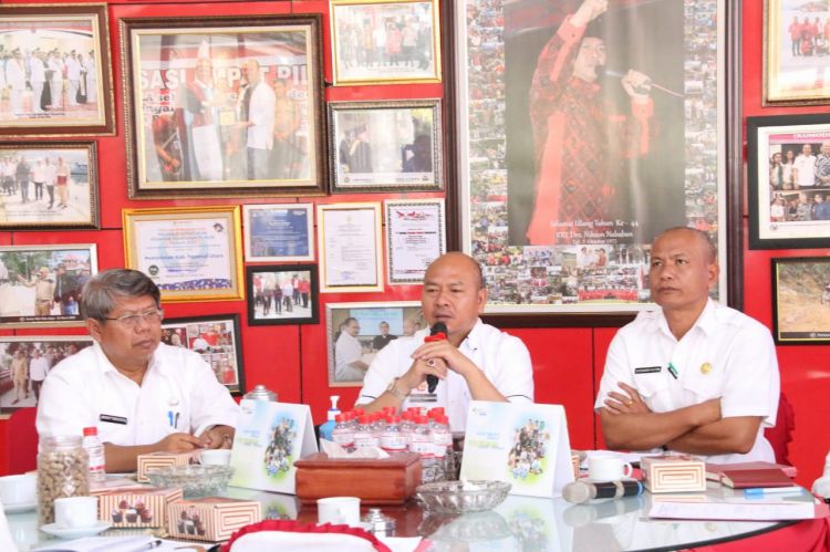 Inalum Bantu 327 Set Meja-Kursi, Bupati Taput Beri Cinderamata dan Proposal