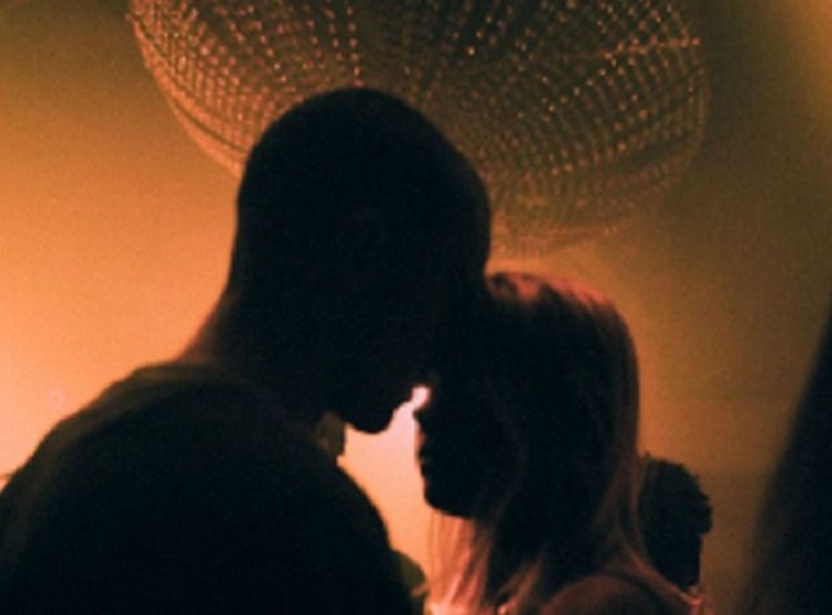 Begini Peran Musik Dalam Meningkatkan Keintiman Suami Istri