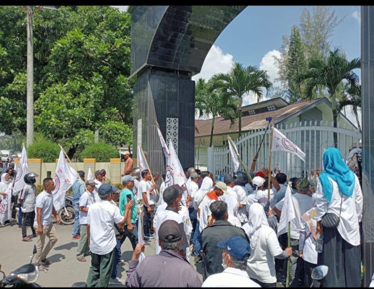 Ancam Lapor ke Polda, Massa Demo Desak PTP 2 Aspal Jalan