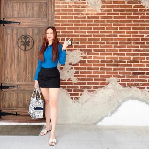 Potret Aura Kasih Kenakan Rok Mini Ketat, Tubuh SeksinyaTerlihat Jelas...Hots Mom