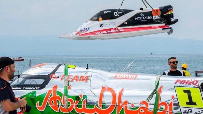 Bahaya, Ombak Tinggi !   Kualifikasi F1 Fowerboat Ditunda