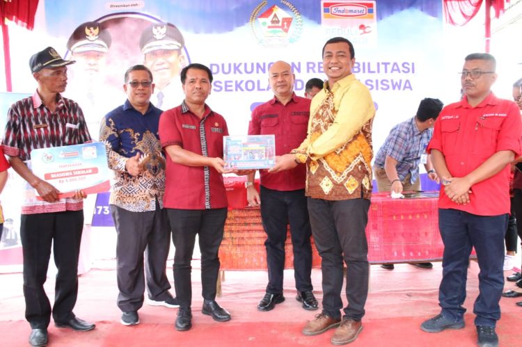 Berprestasi, Puluhan Pelajar SD  di Taput Dapat Besiswa CSR Indomaret