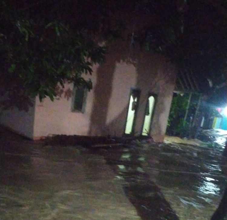 Rumahnya Roboh Diterjang Banjir, Seorang Anak Berusia 8 Tahun Tewas