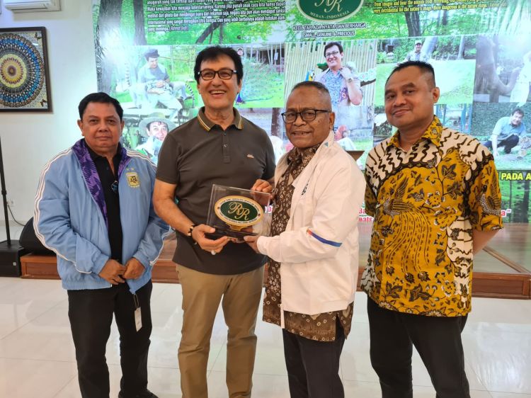 Ketua PWI Takjub Lihat Koleksi Galeri Rahmat