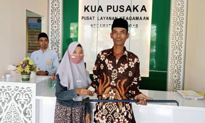 Heboh, Pria di Probolinggo Menikahi Kekasih, Mahar Sebatang Linggis