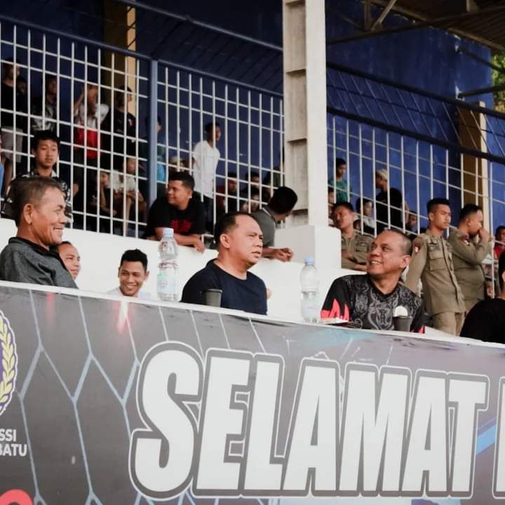 Bupati Saksikan Langsung Semifinal Sepakbola Antar Pelajar di Stadion Binaraga Rantauprapat