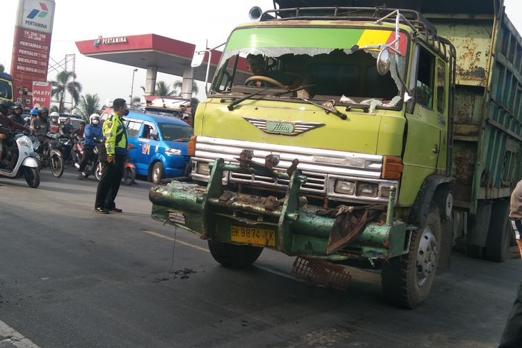 Diimingi Rupiah dan Sembako, Masyarakat Tetap Hadang Tronton dan Container Masuk Paya Pasir.