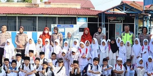 Polres Labuhanbatu Kenalkan Rambu Lalulintas kepada Siswa SDIT Al-Azhar Rantauprapat