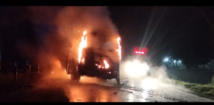 Bus Pariwisata Terbakar Tabrak Scorpio, Satu Tewas