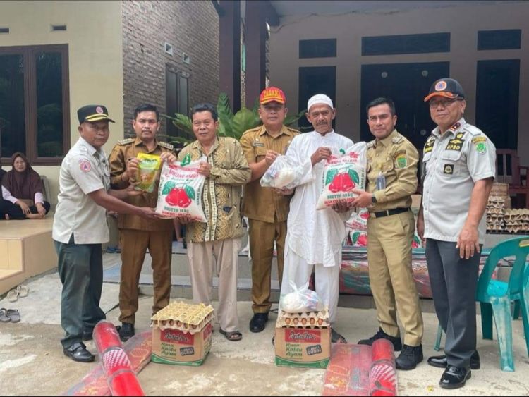 Wakil Bupati Labura Serahkan Bantuan Korban Banjir Di Lobu Rampah