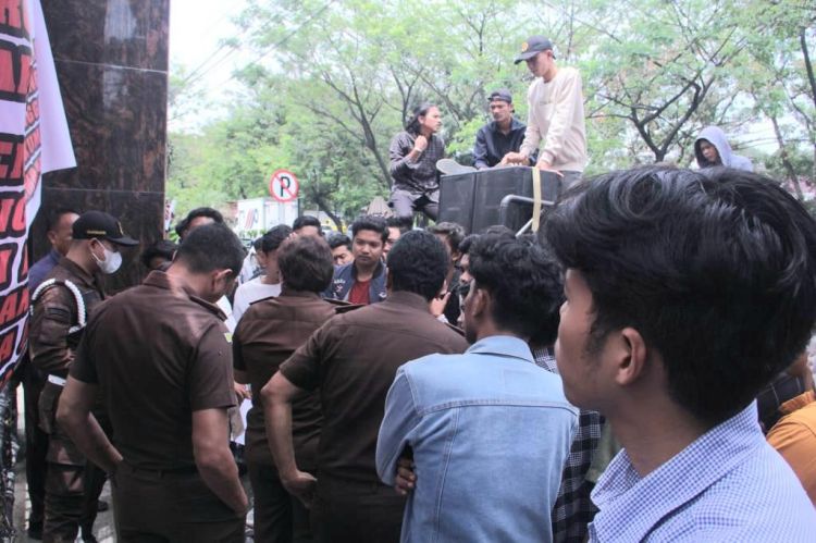 Dimuluskan BPBJ Proyek 2,7 Triliun di Dinas PUPR Sumut, Mahasiswa Demo Kejatisu