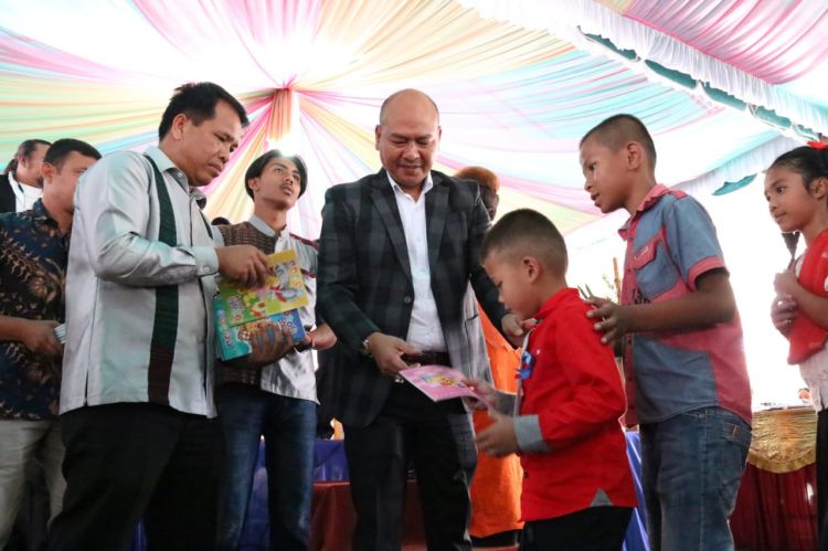 Bupati Nikson Bagi Buku dan Susu