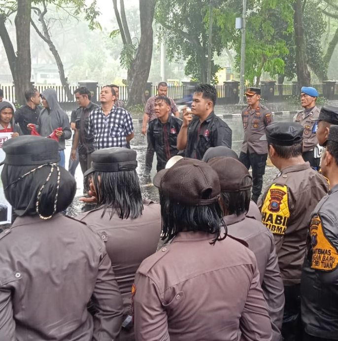 Meski Diguyur Hujan Lebat, Kapolsek Medan Baru bersama Personel Gabungan Tetap Kawal Aksi Unjuk Rasa