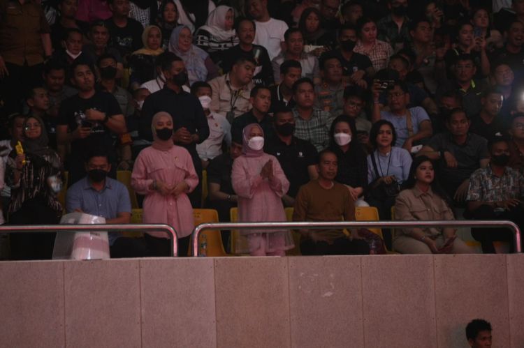 Asiknya Presiden dan Ibu Negara Nikmati Konser Dewa 19 di Medan